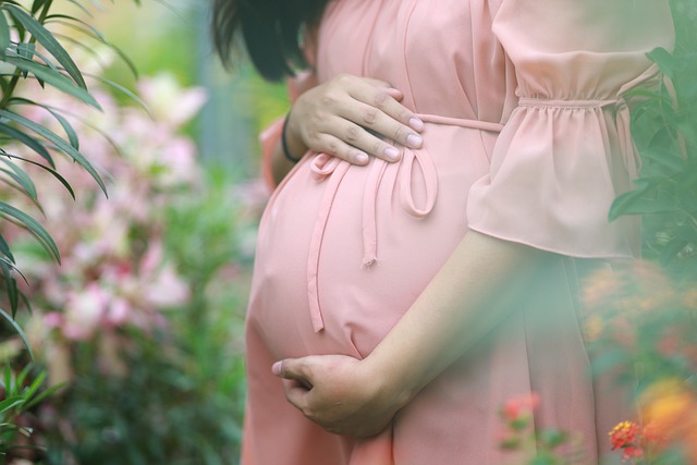 Grossesse et maternité : Que faut-il absolument avoir dans son dressing ?